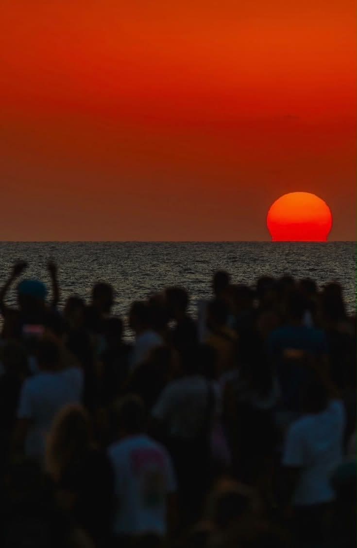 Estudiantes viendo la puesta de sol en la playa durante el viaje de fin de curso a Salou